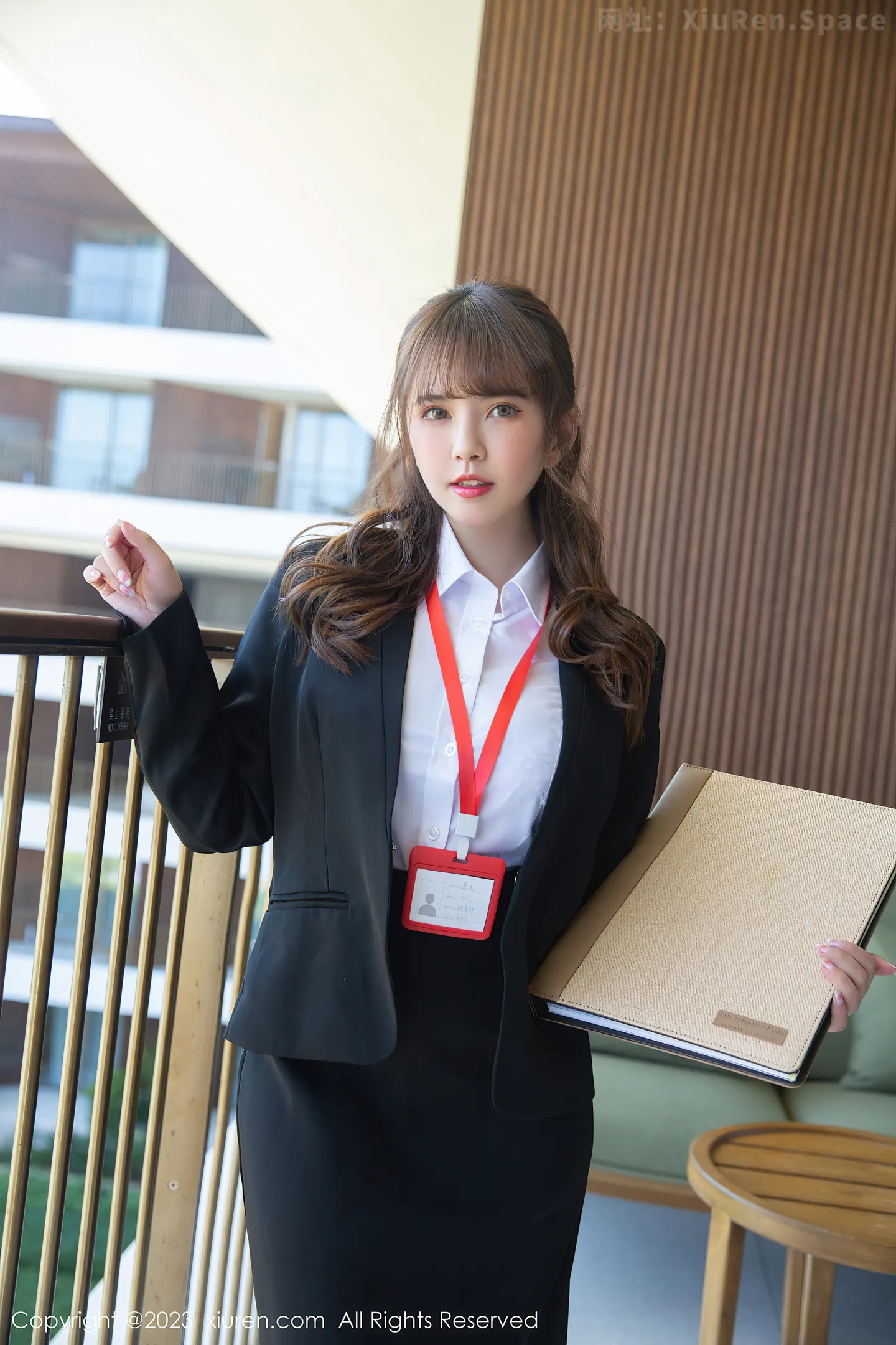 图片[2]-[XiuRen秀人网]2023.01.30 VOL.6187 性感空姐 早川京子 紧身情趣制服与灰色蕾丝内衣加肉丝美腿私房写真集-秀人网官方网站